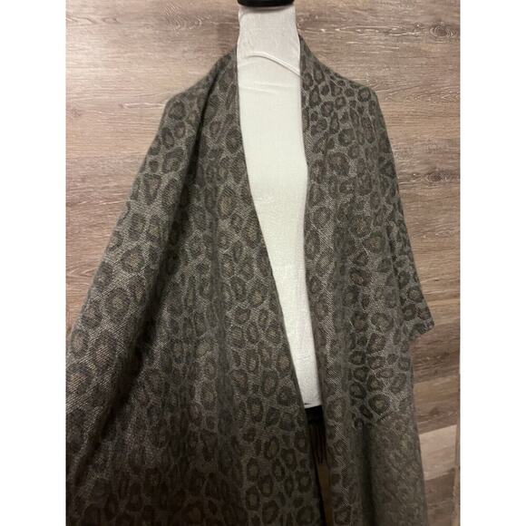 Woolrich Leopard Shawl Fringe Woman One Size Wrap Sweater Poncho - Picture 6 of 8